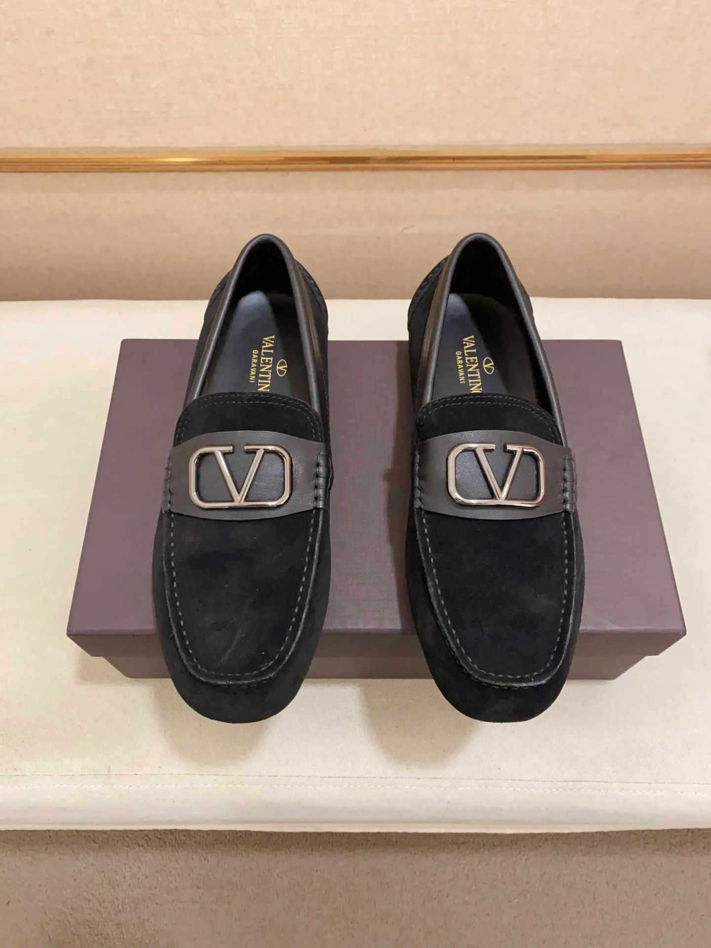 Men's shoes💰: 680💰VALENTINO, made of imported cowhide with imported water-dyed cowhide lining, iconic hardware and iconic wear-resistant outsole. 38-44. 45 VALENTINO packaging can be customized to enjoy the brand’s iconic product packaging